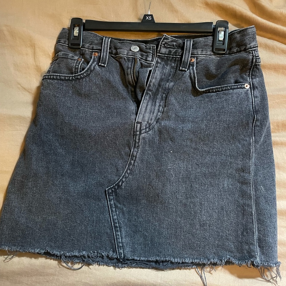 Levi’s Black Jean Skirt 💞